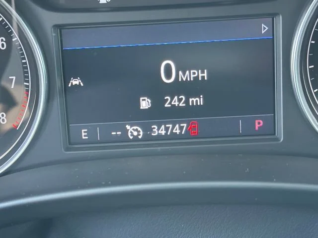 Used 2023 Summit White Buick Essence image 23
