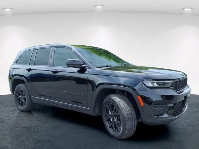 Used 2025 Black Jeep Altitude image 5