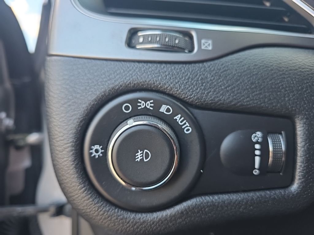 Used 2019 Silver Jeep Latitude image 16