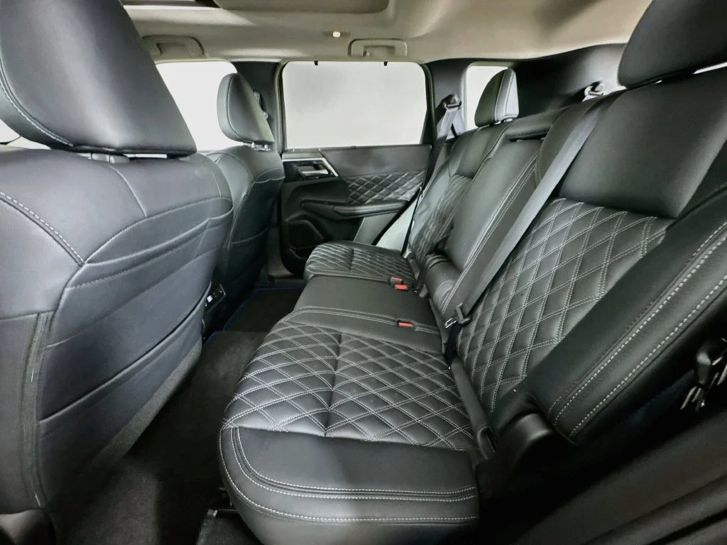 Used 2025 Labrador Black Pearl Mitsubishi SEL image 31