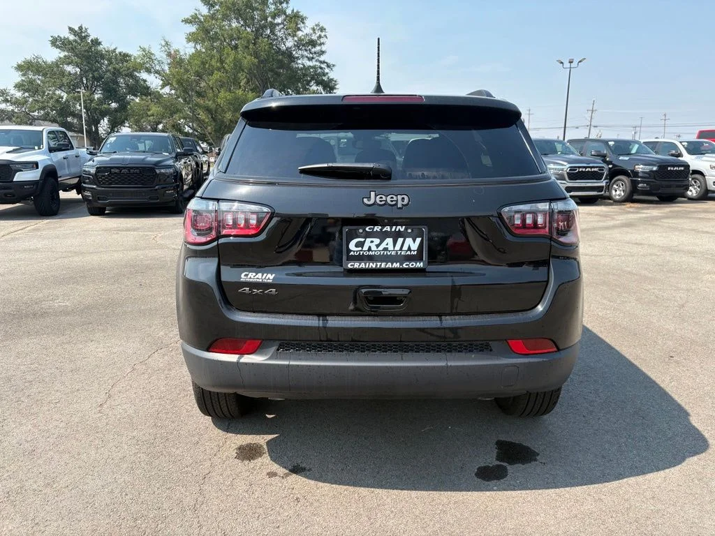 New 2026 Diamond Black Crystal Pearl-Coat Exterior Paint Jeep Latitude image 6