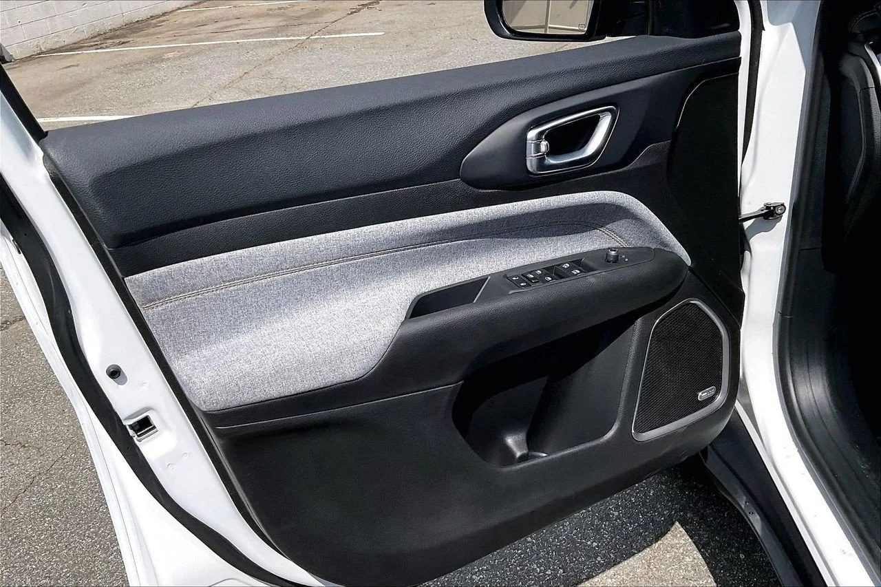 New 2026 Bright White Clearcoat Jeep Latitude image 24