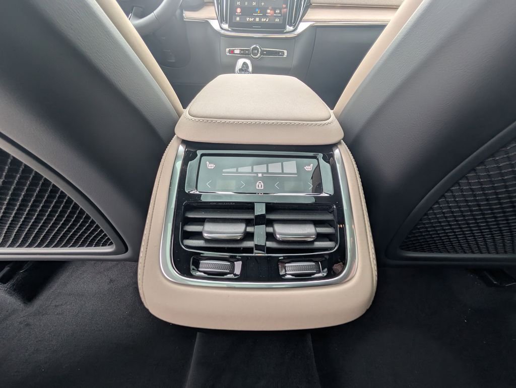 2026 Volvo XC90 Plus - Photo 11