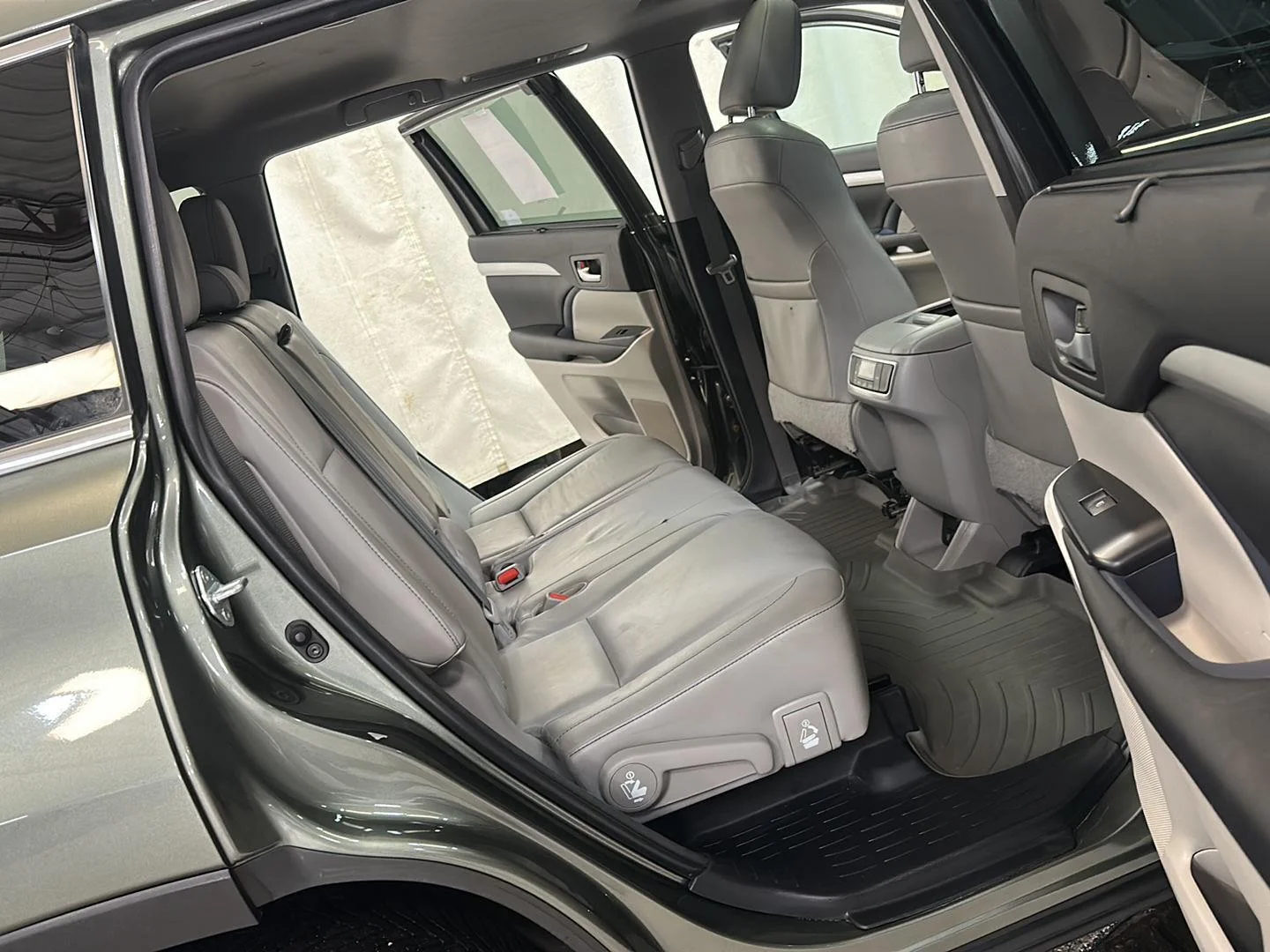 Used 2015 ALUMINA JADE METALLIC TOYOTA XLE image 29