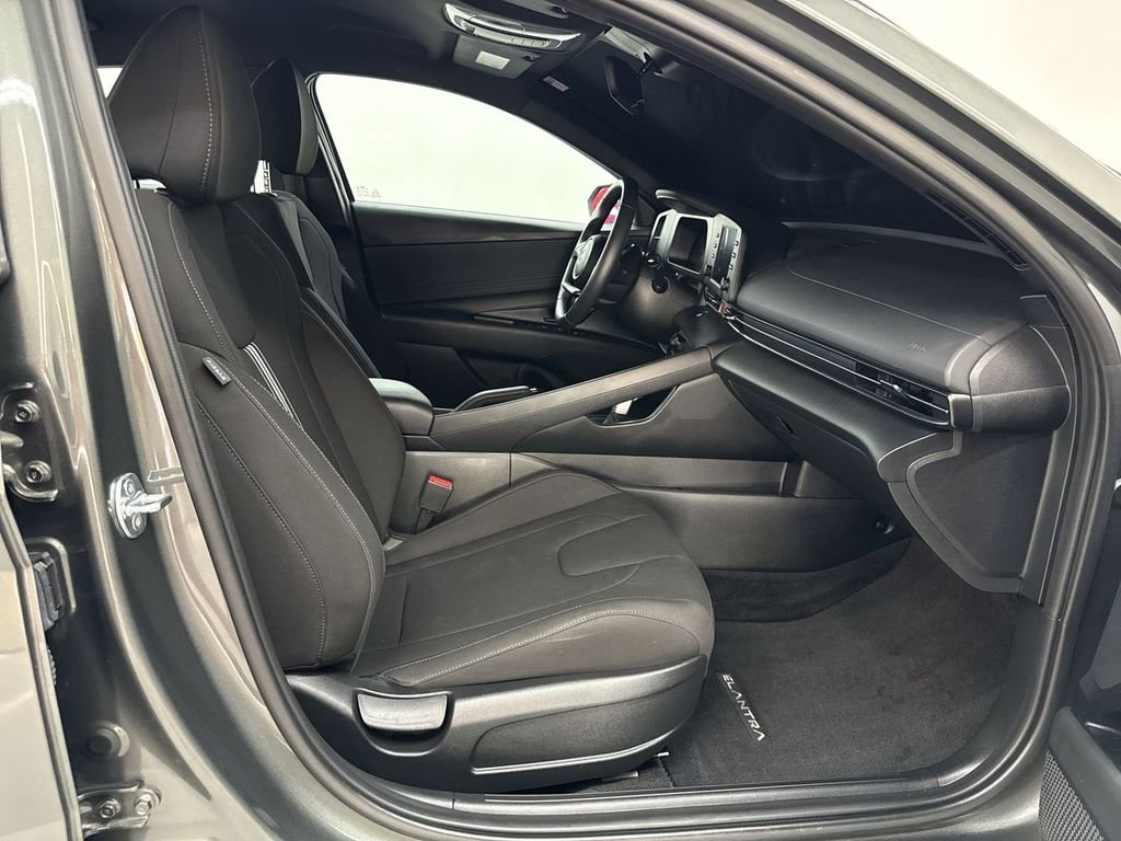 Used 2025 Gray Hyundai SEL Sport image 17