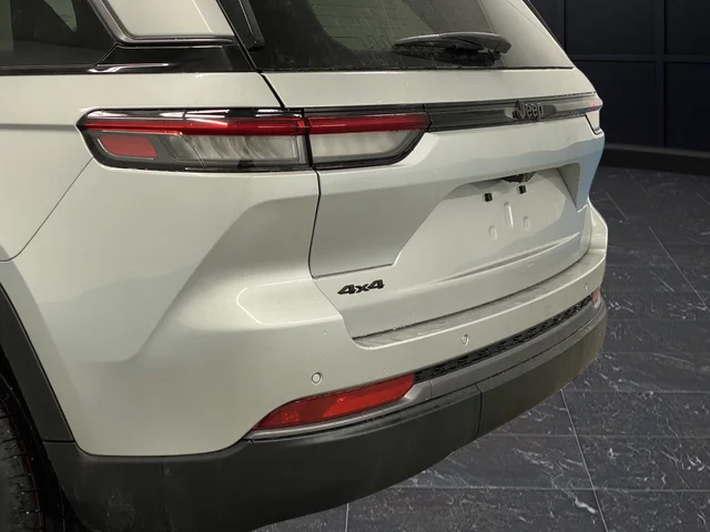New 2026 Silver Zynith Exterior Paint Jeep Altitude image 36