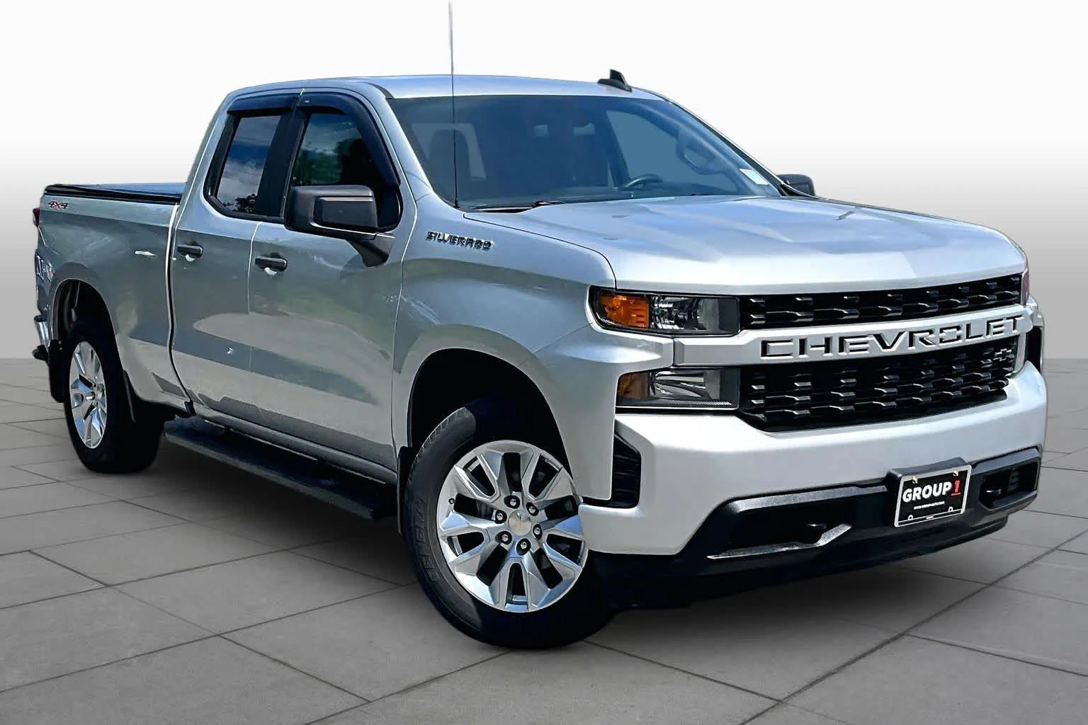 Used 2021 Silver Ice Metallic Chevrolet Custom image 3