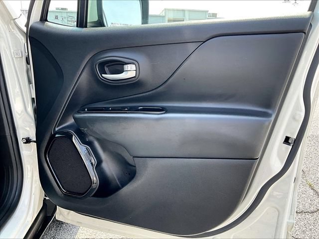 Used 2020 Alpine White Clea Jeep Altitude image 12