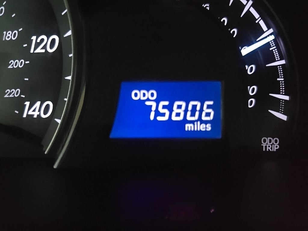 Used 2014 Silver Toyota LE image 25