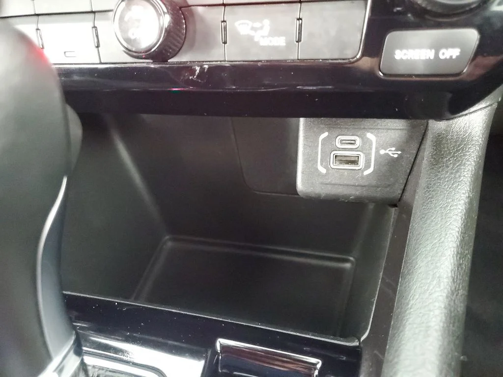 Used 2025 White Jeep Latitude image 19