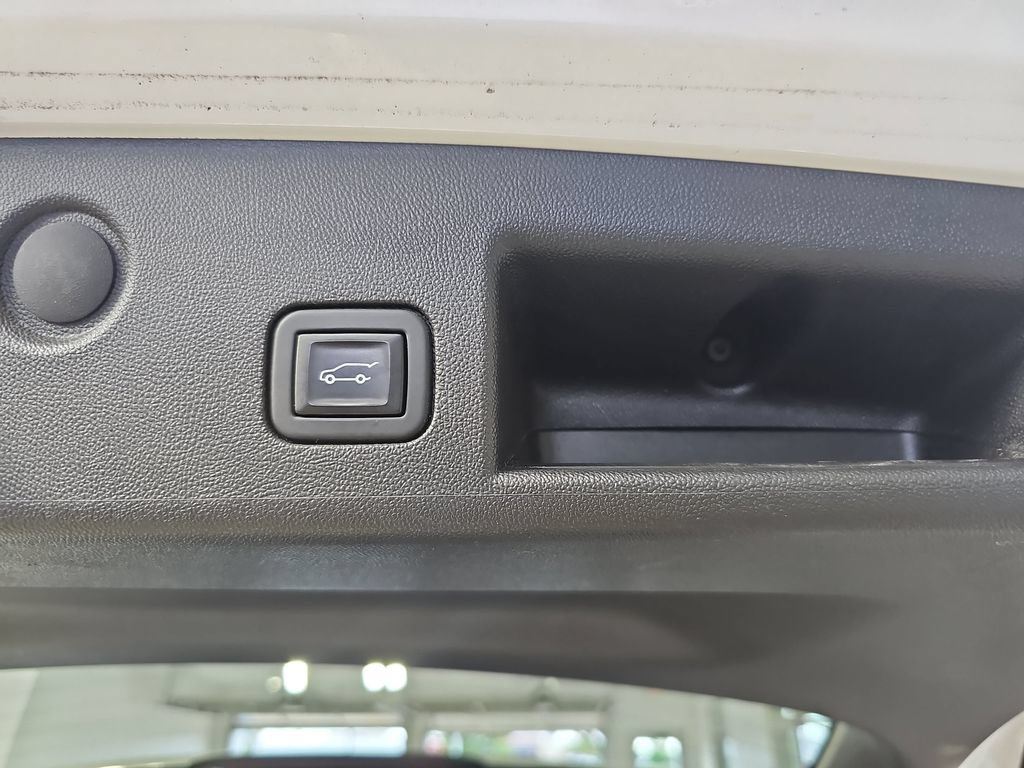 Used 2023 Iridescent Pearl Tricoat Chevrolet LT image 17