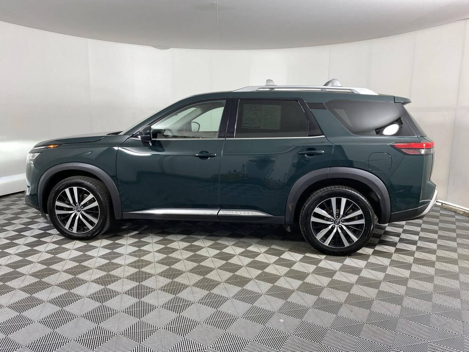 Used 2023 Obsidian Green Pearl Nissan Platinum image 4