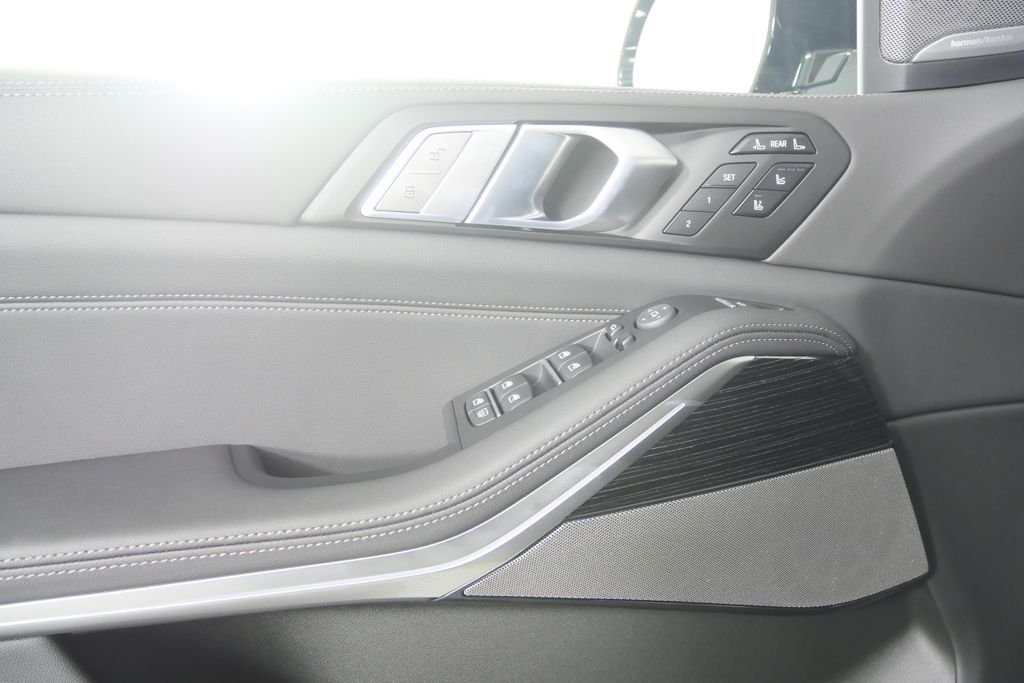 New 2027 Black Sapphire Metallic BMW xDrive40i image 10
