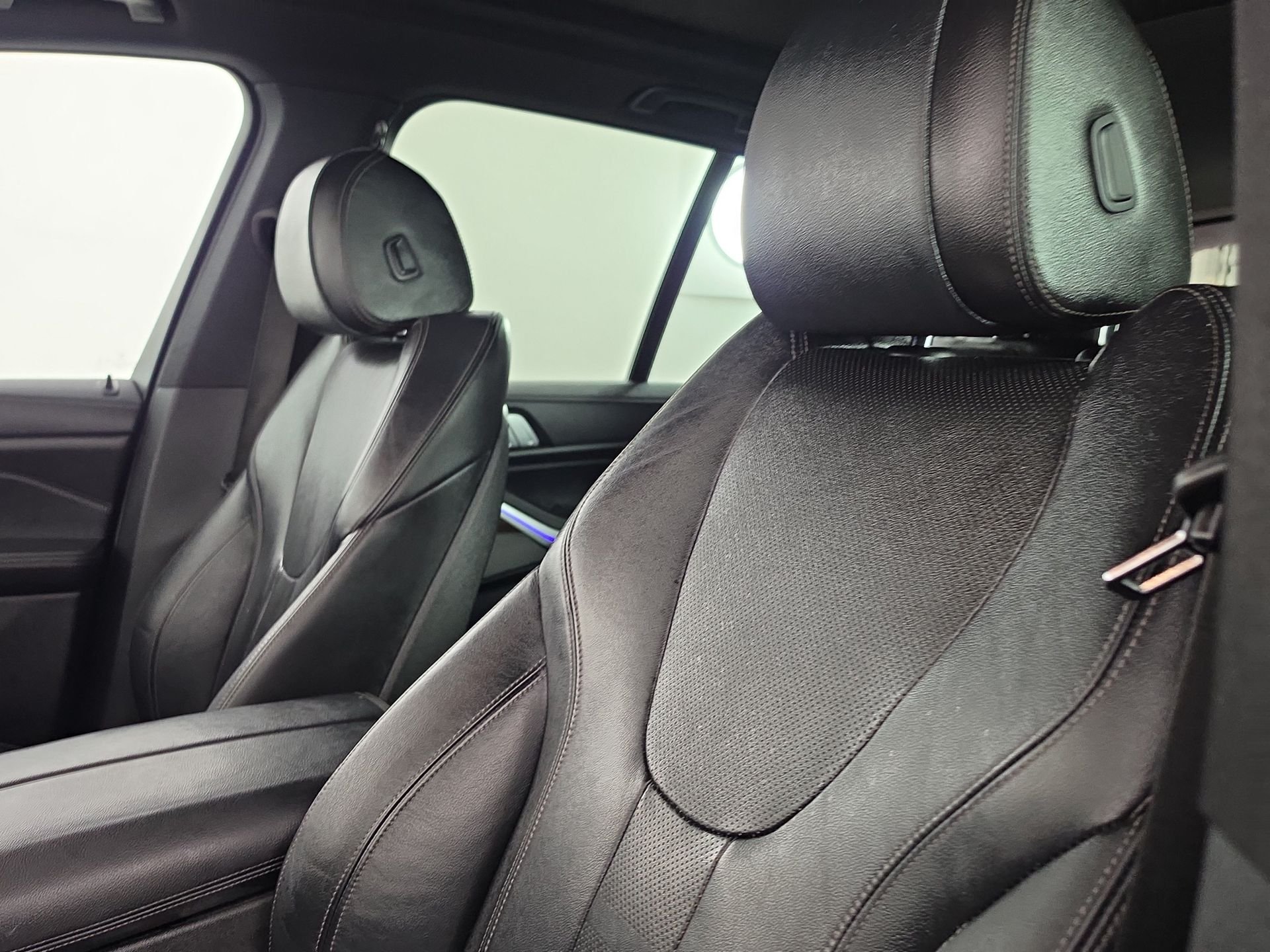 Used 2020 Black BMW sDrive40i image 18