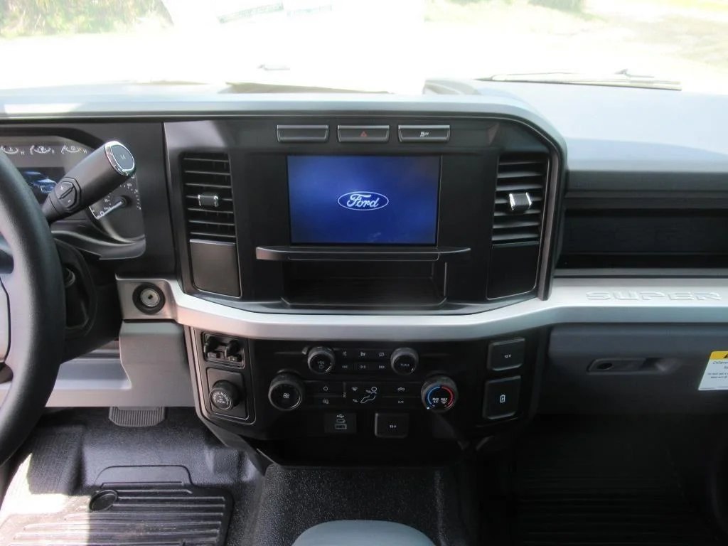 New 2024 Oxford White Ford F-250® XL image 19
