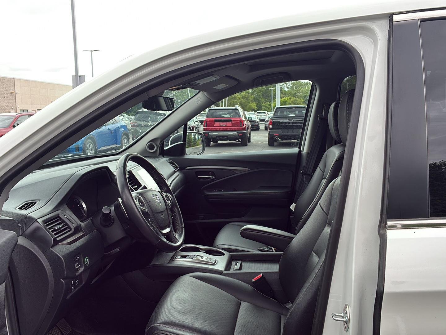 Used 2023 Platinum White Pearl Honda RTL image 9