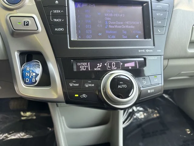 Used 2014 Silver Toyota Three image 22