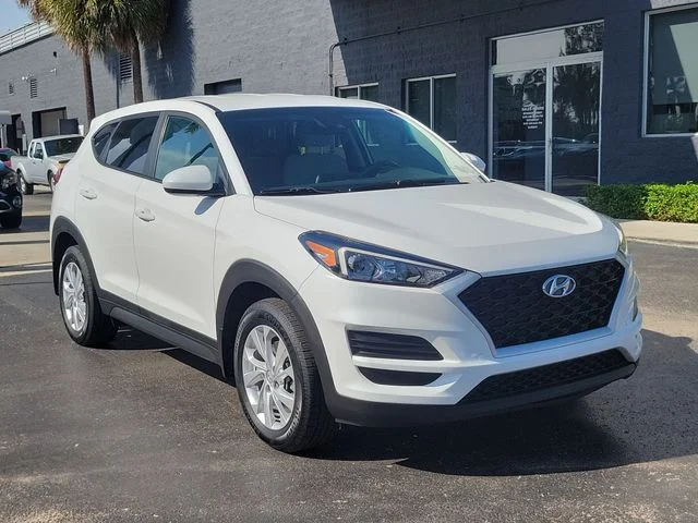 Used 2021 White Hyundai SE image 3