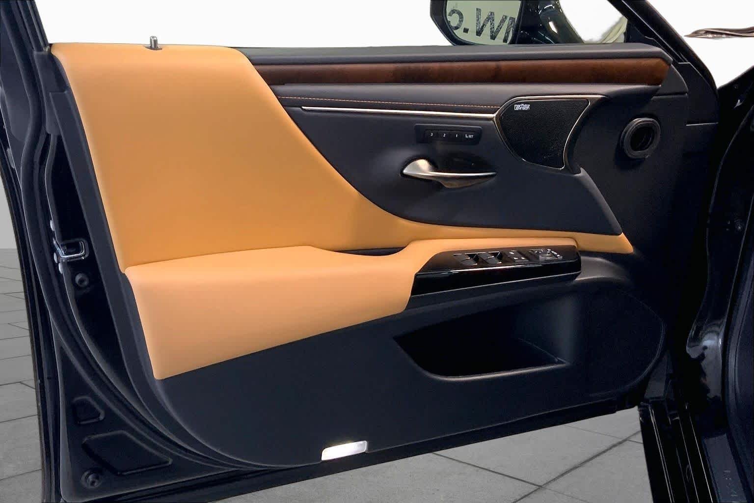 Used 2024 Obsidian Lexus Ultra Luxury image 21