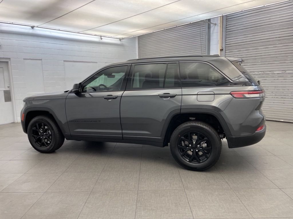 New 2026 Baltic Gray Metallic Clear-Coat Exterior Paint Jeep Altitude image 5