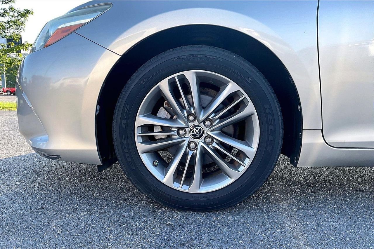 Used 2016 Creme Brulee Mica Toyota SE image 2