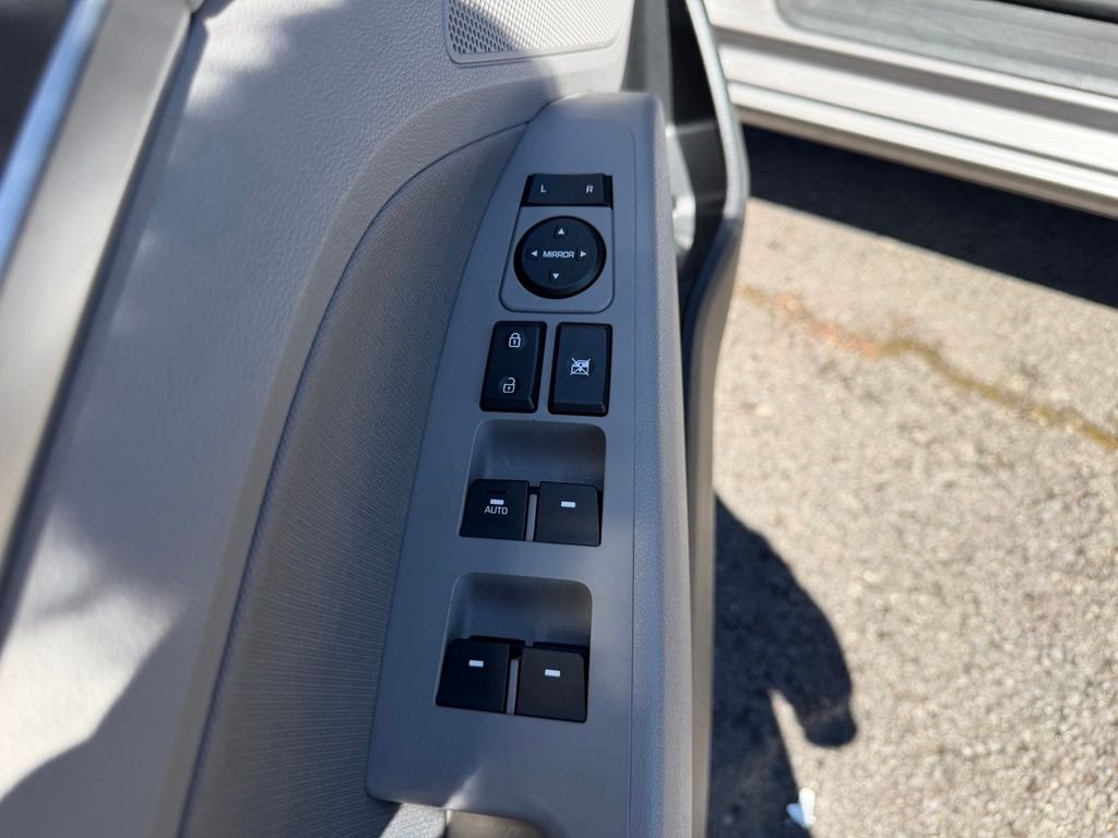 Used 2020 Fluid Metal Hyundai Value Edition image 12