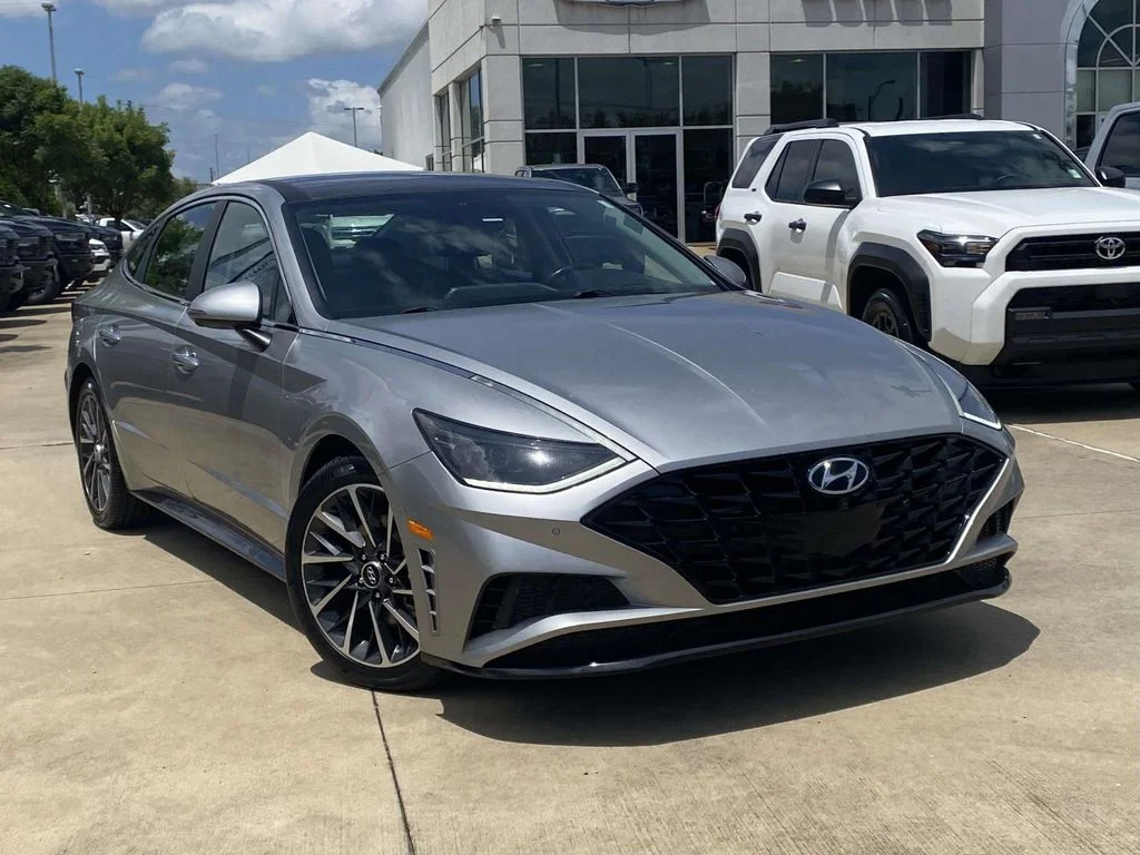 Used 2021 Silver Hyundai Limited image 36