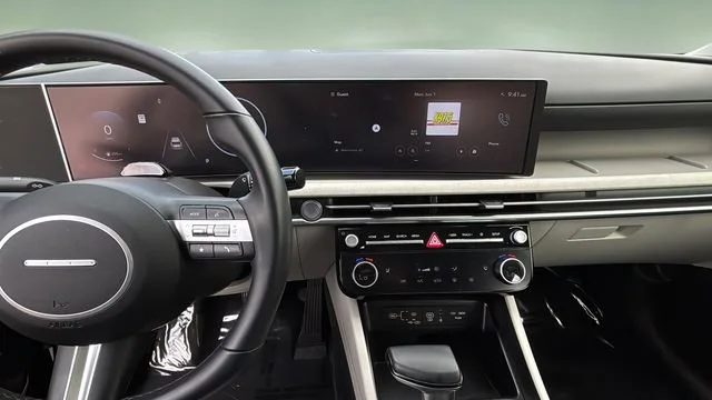 Used 2025 Black Hyundai SEL Convenience image 11