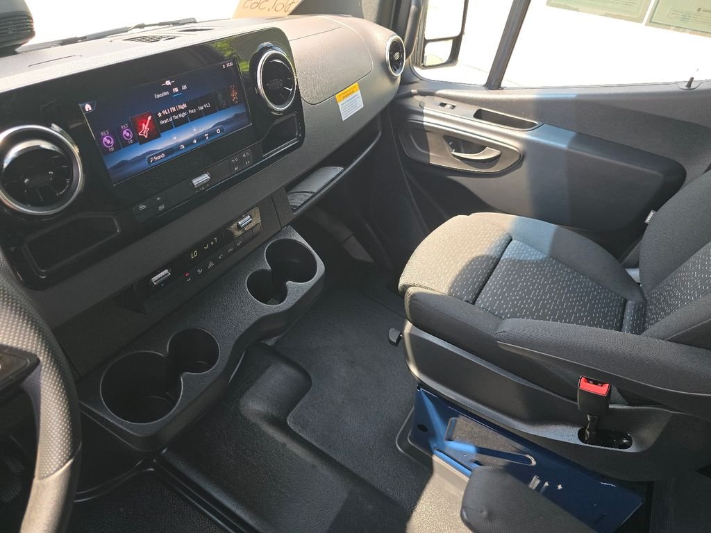 Used 2025  Mercedes-Benz Cargo 144 WB image 24