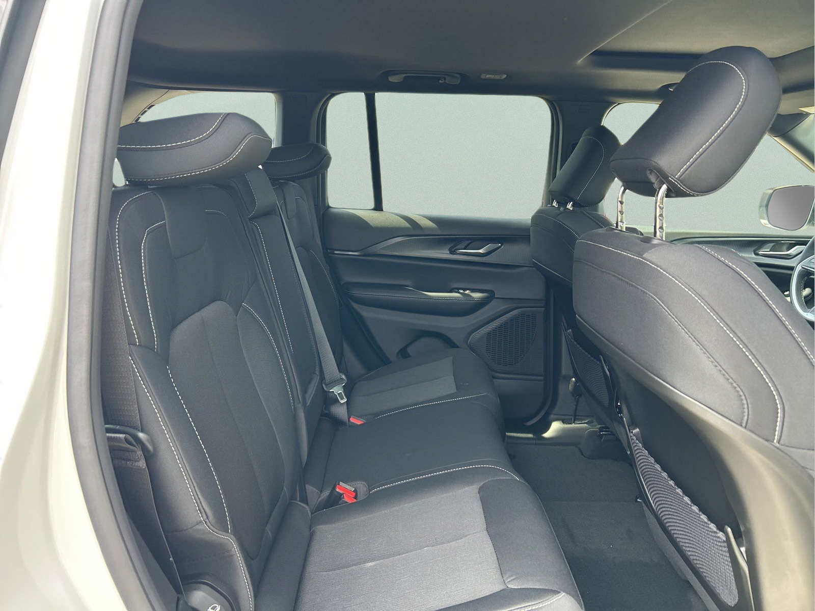 New 2026 Bright White Clear-Coat Exterior Paint Jeep Laredo X image 11