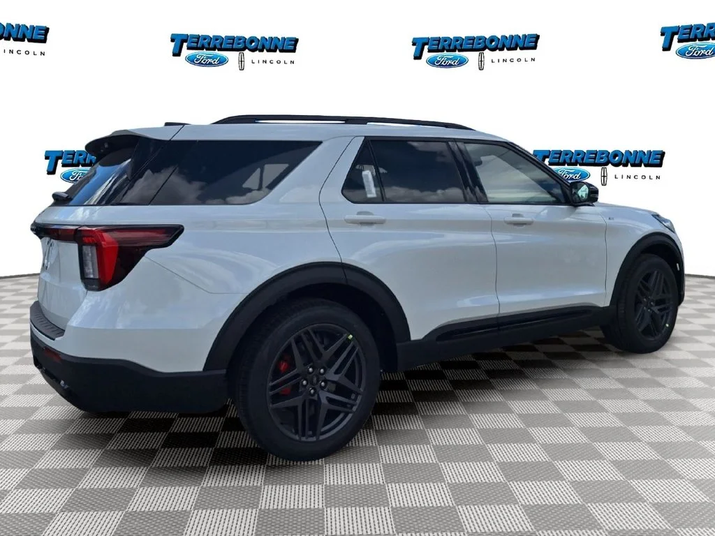 New 2027 Star White Metallic Tri-Coat Ford ST-Line image 5