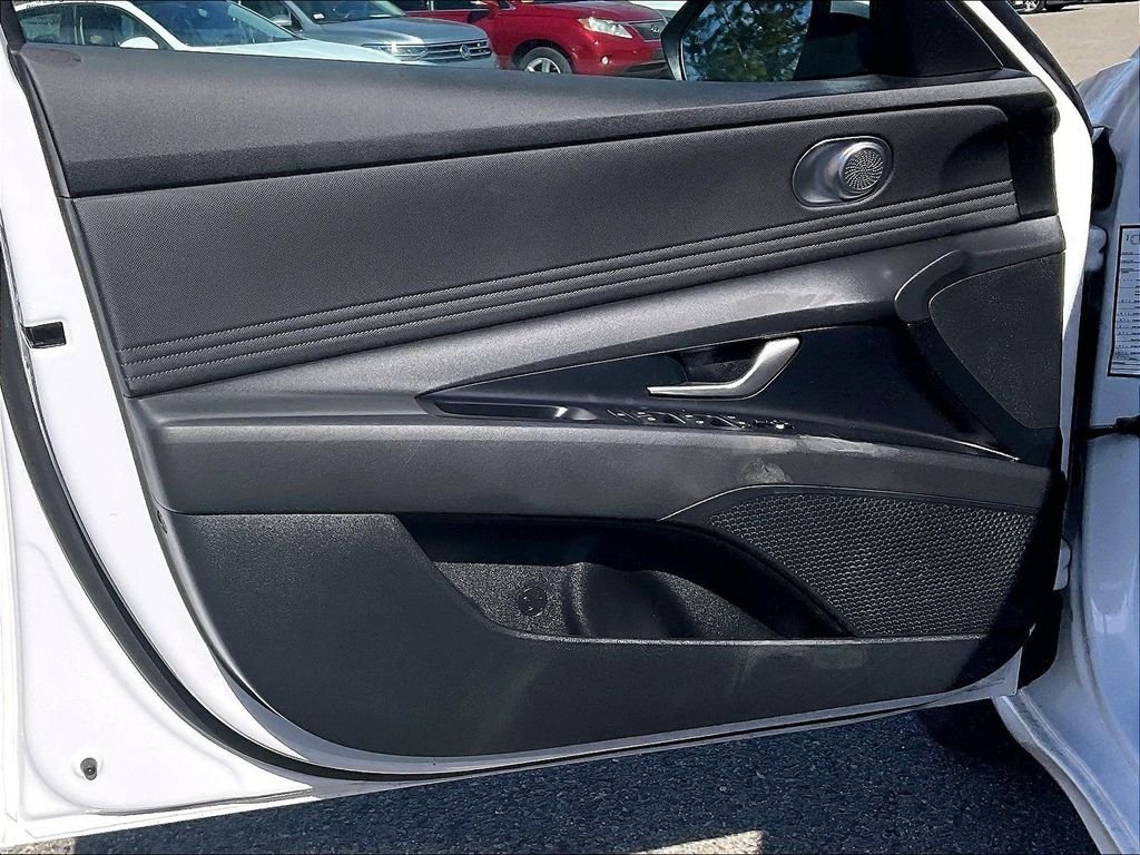 Used 2025 White Hyundai SEL Convenience image 9