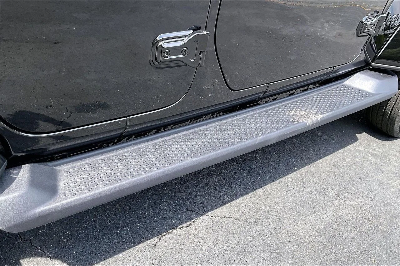 New 2026 Black Clear-Coat Exterior Paint Jeep Sahara image 9