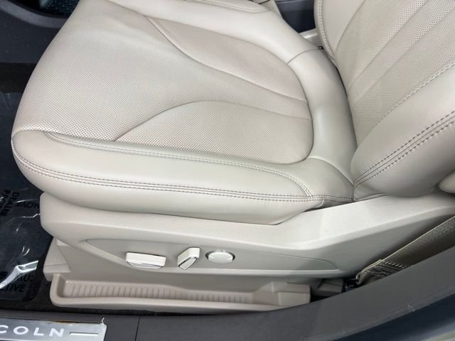 Used 2023 Beige Lincoln Reserve image 13