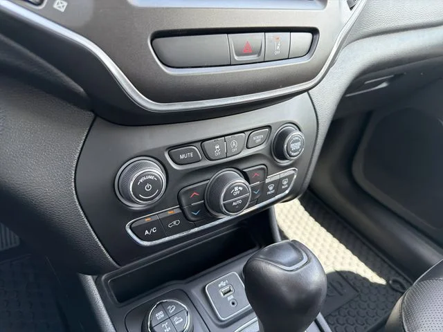 Used 2022 White Jeep Trailhawk image 25