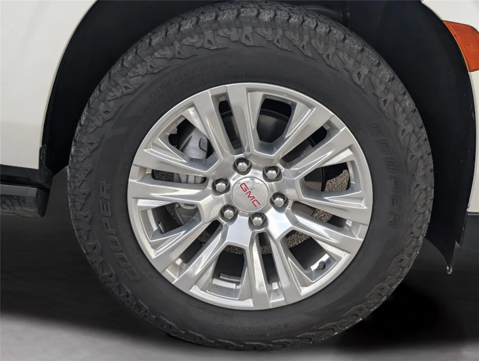 Used 2022 White Frost Tricoat GMC Denali image 43