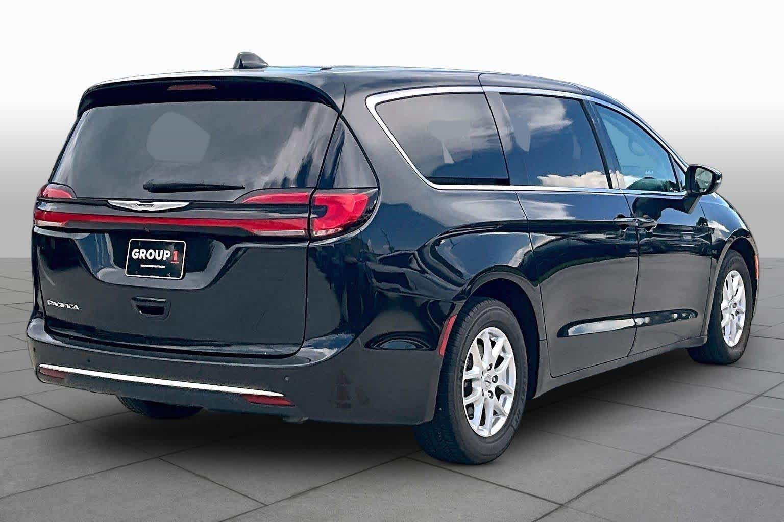 Used 2023 Brilliant Black Crystal Pearlcoat Chrysler Touring L image 12