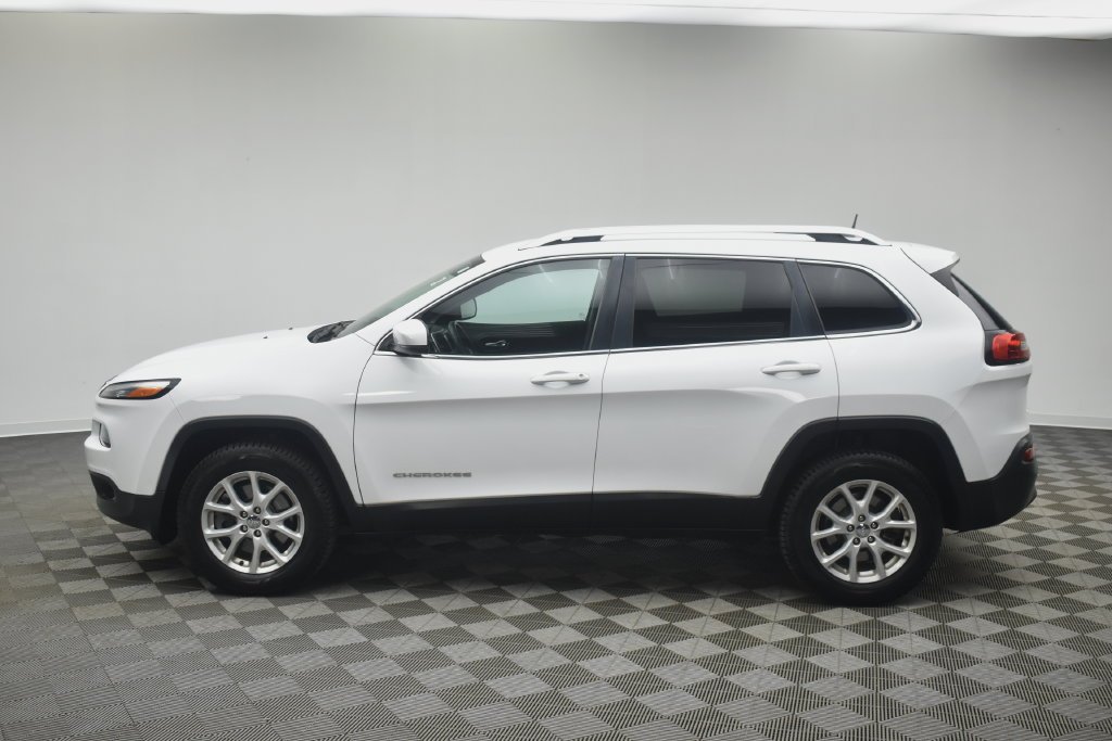 Used 2017 White Jeep Latitude image 9