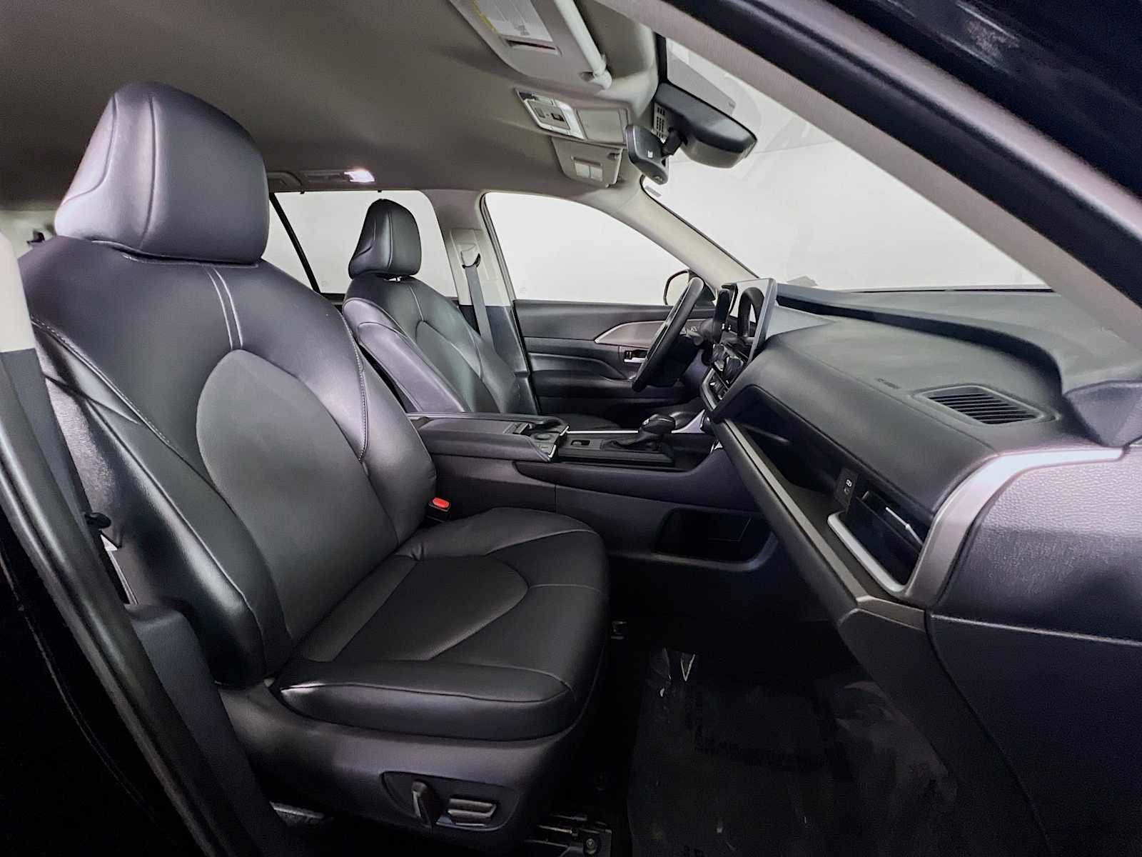 Used 2025 Midnight Black Metallic Toyota XLE image 29
