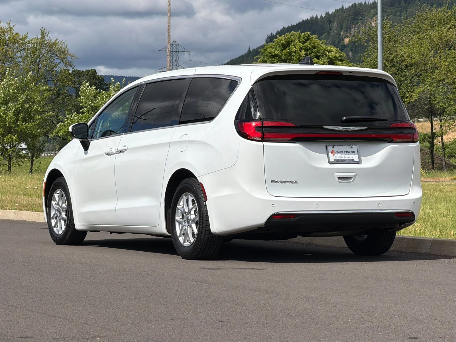 Used 2023 White Chrysler Touring L image 5