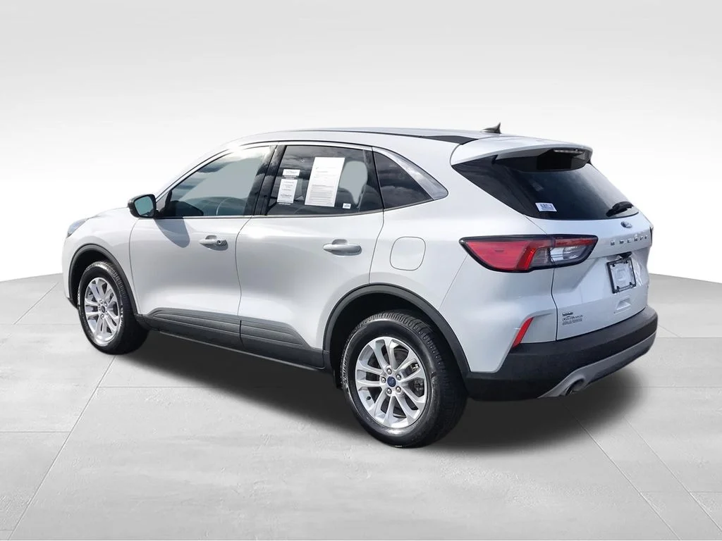 Used 2022 White Ford SE image 7