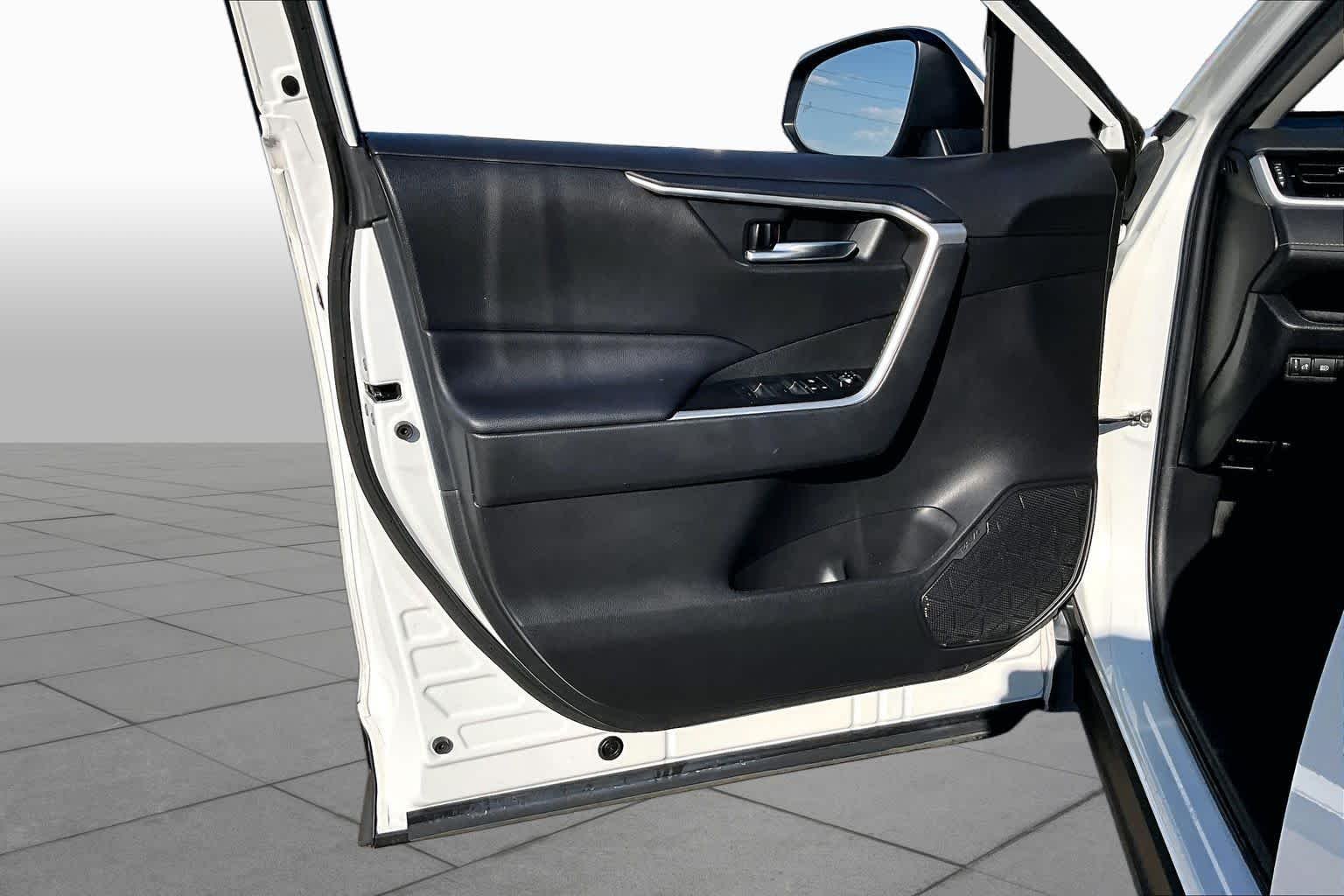 Used 2023 Wind Chill Pearl Toyota XLE Premium image 22