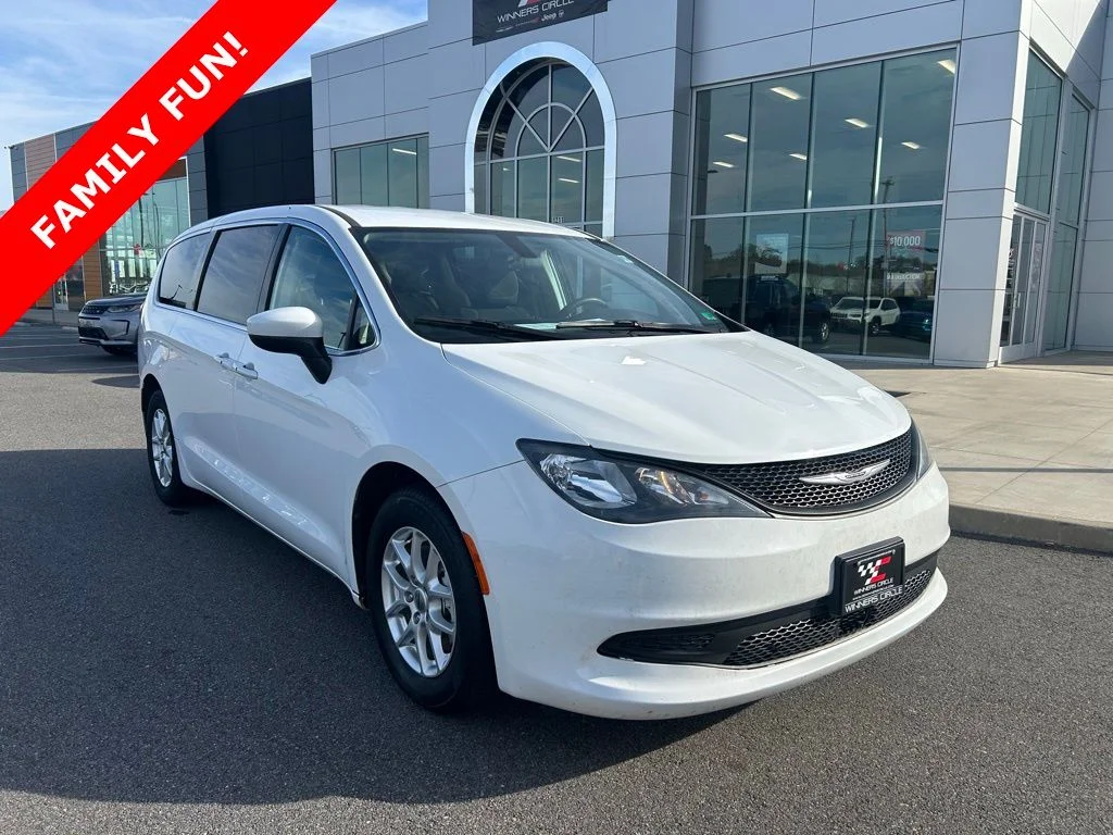 2022 Chrysler Voyager LX's photo