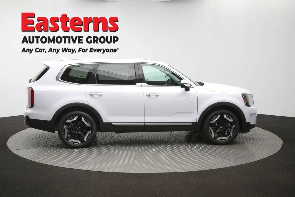 Used 2025 White Kia S image 47