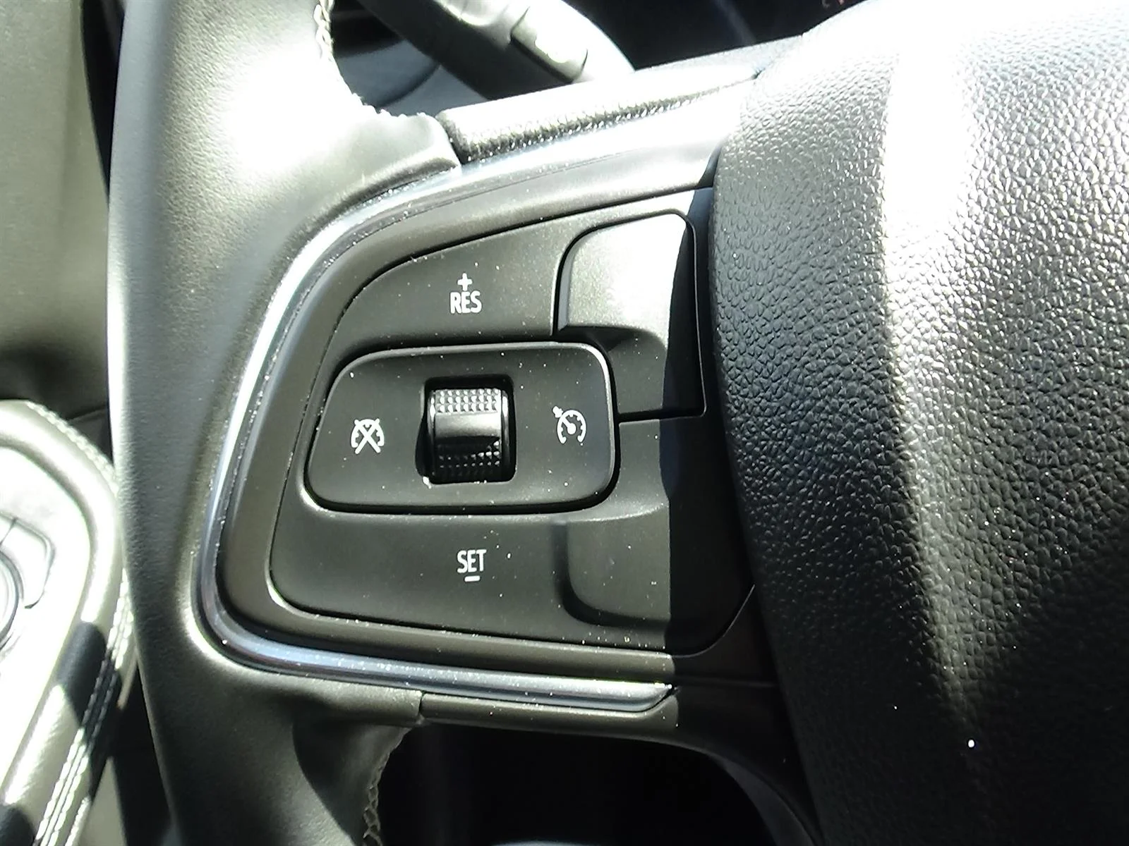 Used 2025 Summit White (gaz) Buick Preferred image 21