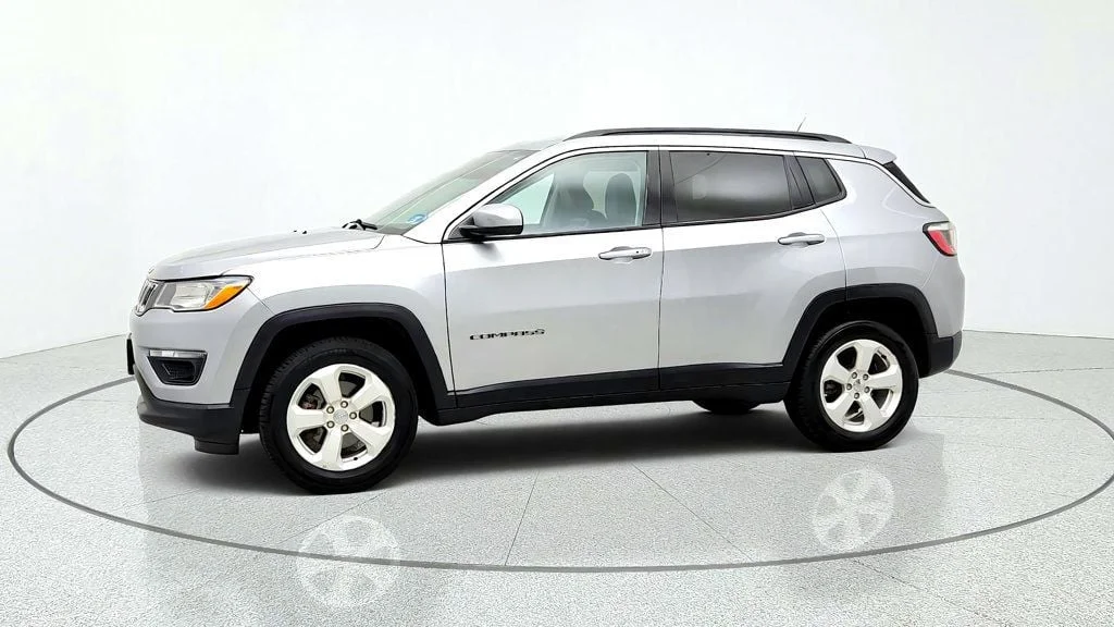 Used 2018 Billet Silver Metallic Clearcoat Jeep Latitude 4x4 image 8