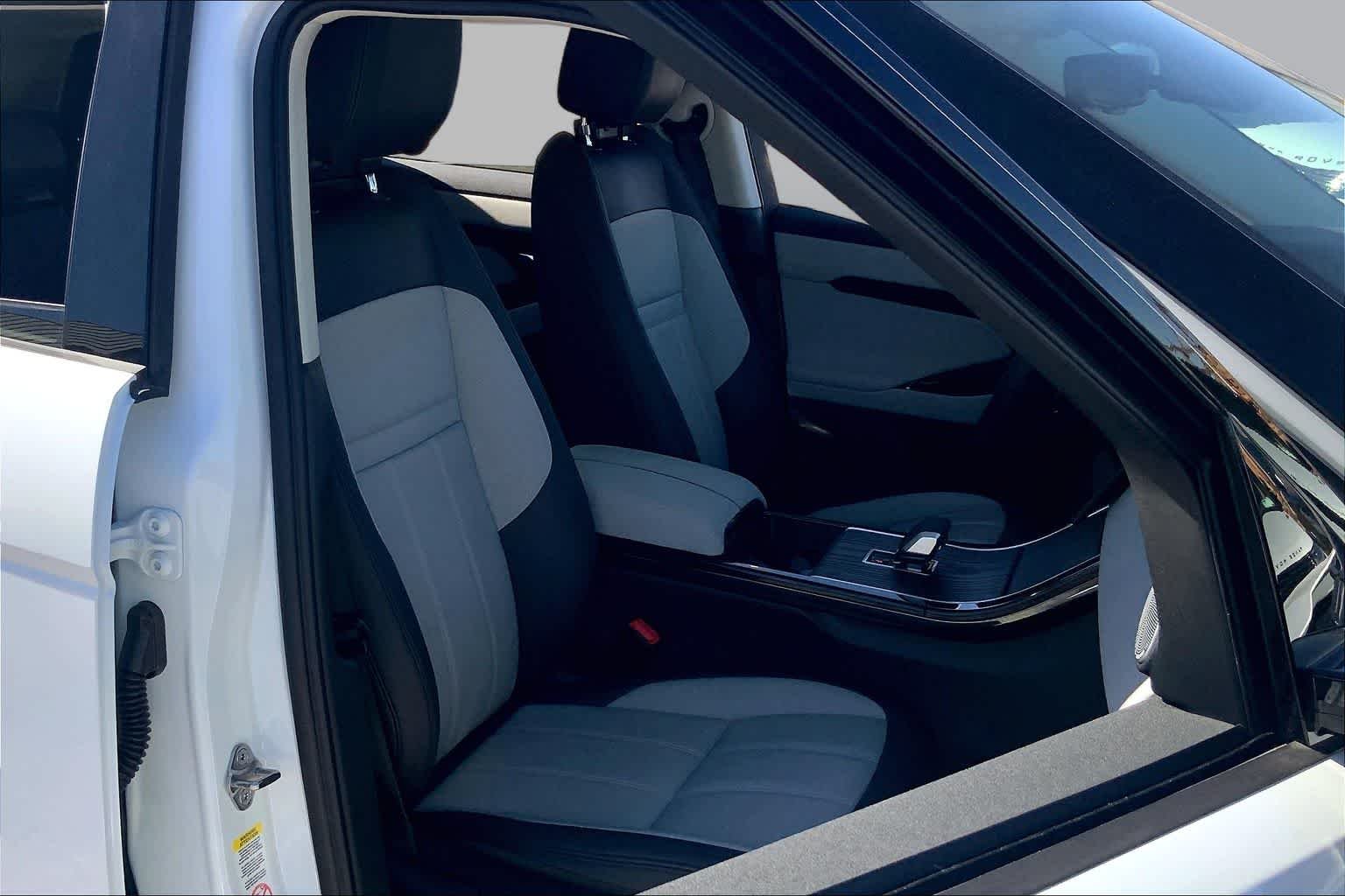 Used 2025 Fuji White Land Rover Dynamic SE image 9