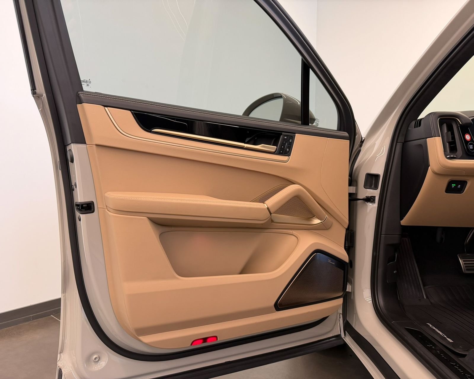Used 2025 White Porsche Turbo image 9