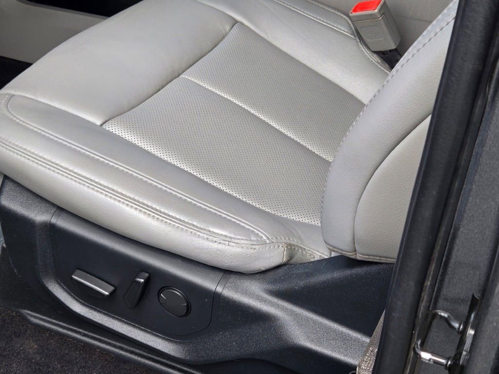 Used 2019 Magnetic Ford Lariat image 26