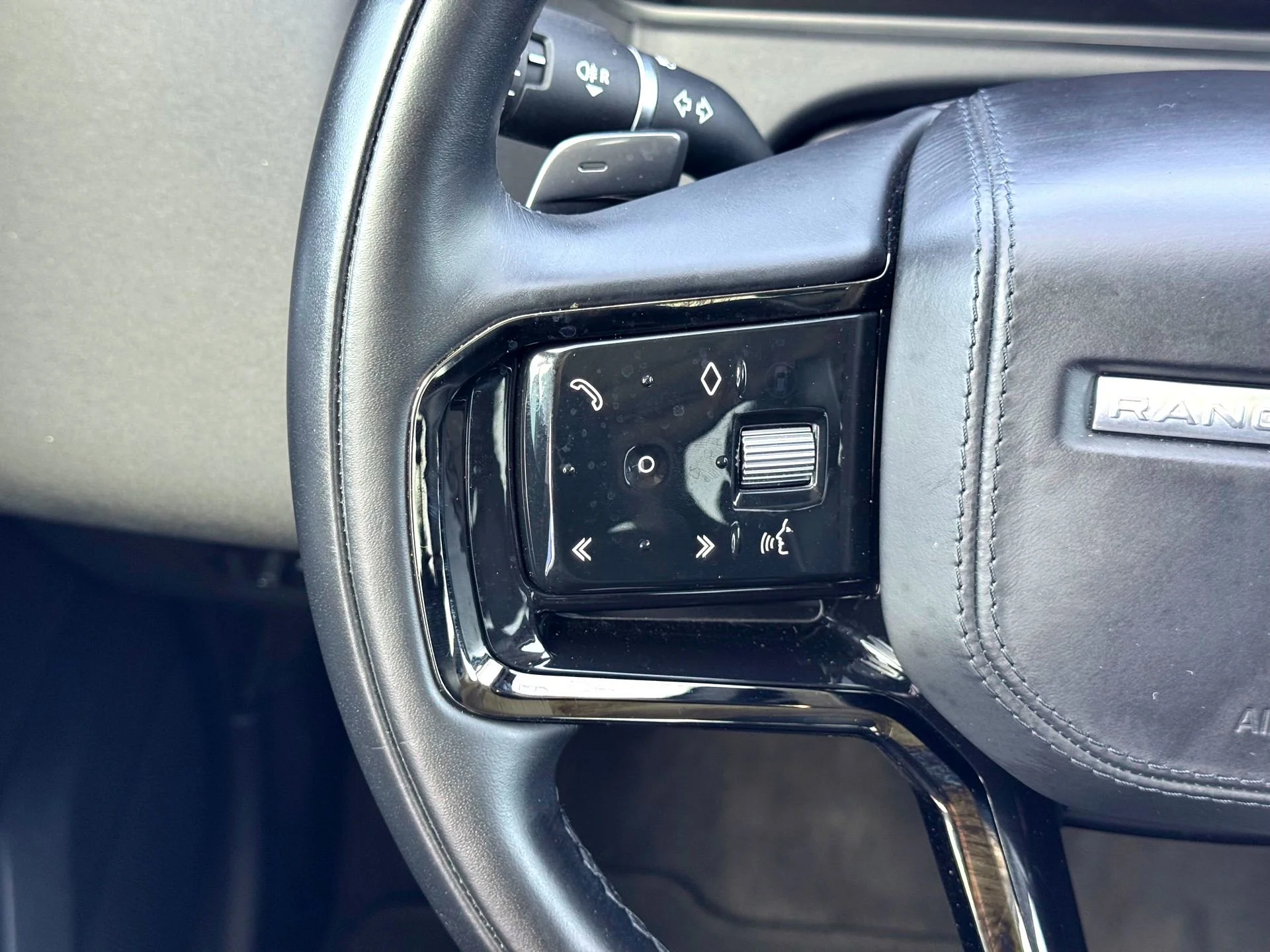 Used 2024  Land Rover S image 25